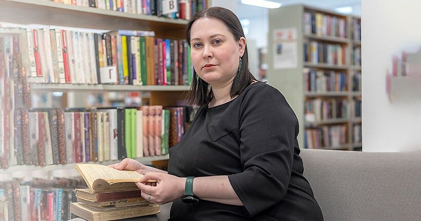 Ксения Шелестюк приглашает в библиотеку всех, кто хочет прикоснуться к страницам изданий военных лет.