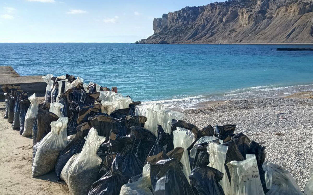 Больше всего разлив мазута затронул Анапу, также сложная ситуация наблюдается на юге Керченского полуострова, в районе Севастополя, Качи и КерчиФото: предоставлено Антоном Бортяковым