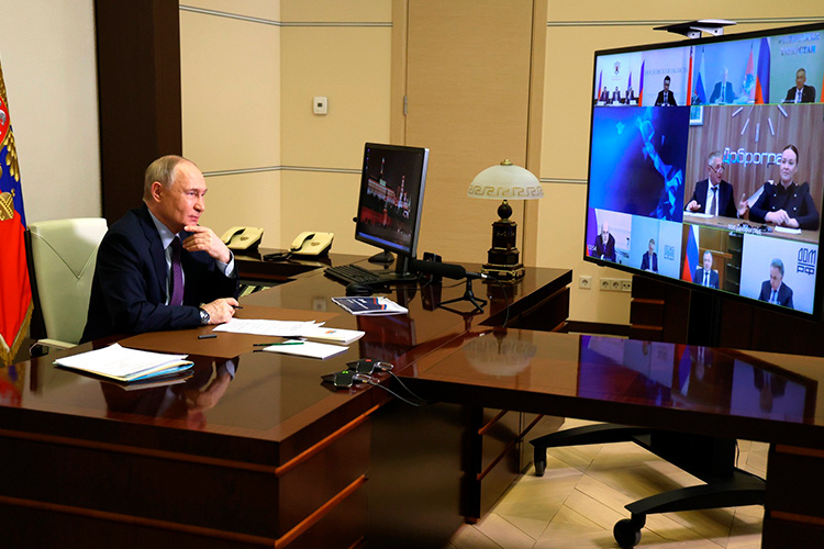    Открывая совещание, Владимир Путин призвал определиться с мастер-планами, базой для развития опорных населенных пунктов.   
Фото: kremlin.ru