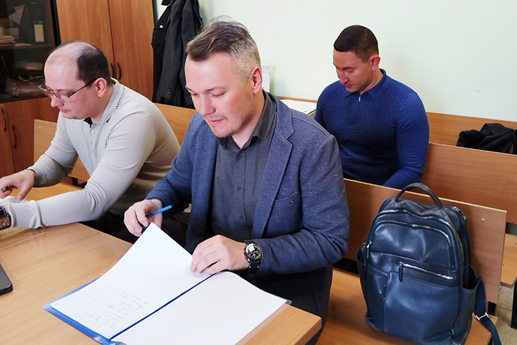    В чем обвиняют Валиева (на фото сзади)? В деле два эпизода, первый — по п. «б» ч. 2 ст. 199 УК РФ («Уклонение от уплаты налогов в особо крупном размере»). Еще одно преступление, в котором его обвиняют, — неправомерный оборот средств платежей (ч. 1 ст. 187 УК РФ).   
Фото: Анастасия Гусева