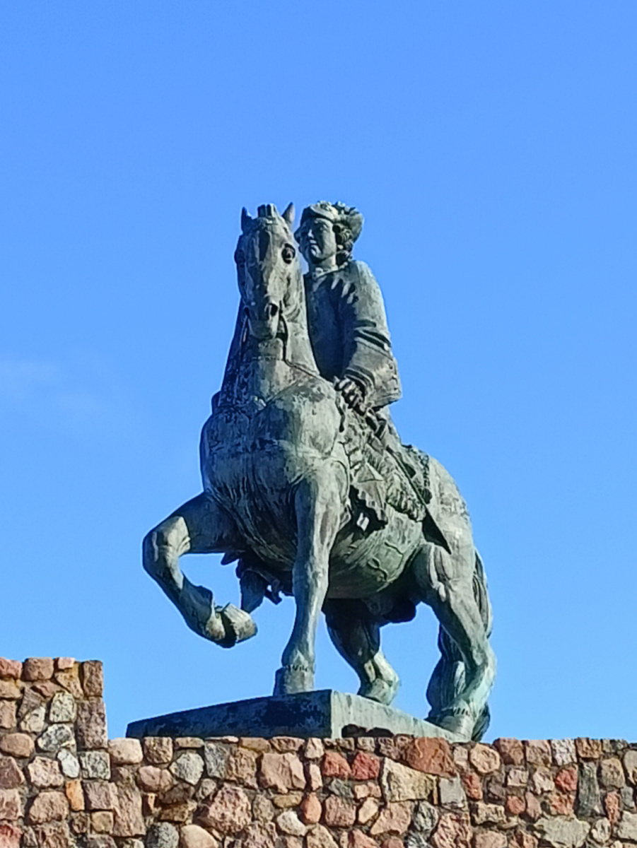 Свое путешествие по городу Балтийск мы начинаем со знаменитого места. С памятника императрице Елизавете Петровне.