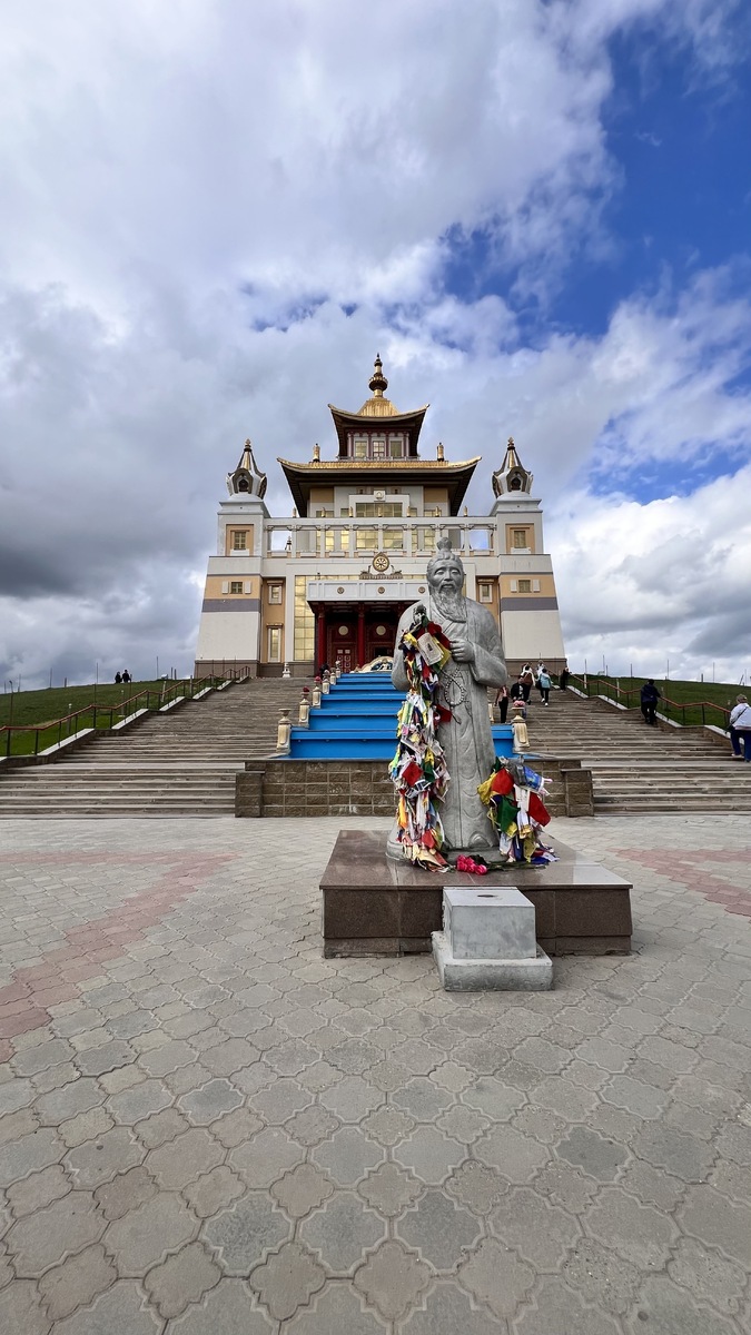 Кажется пустынной территория