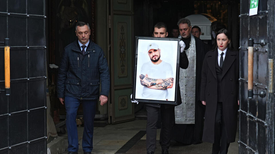     Художник рассказал о мотивах фанатов Техника, заклеивших стену Цоя в Петербурге ИЗВЕСТИЯ/Сергей Лантюхов