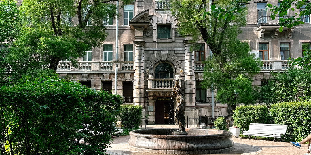 Про этот двор знают не все старожилы: как найти тайный сад на Литейном