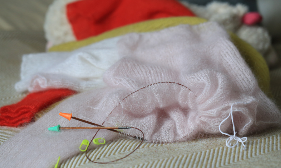 Вязание спицами: свитера-паутинки из кид-мохера на шёлке