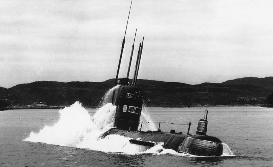 Аварийное всплытие подводной лодки 641 проекта.  Фото:  ru.pinterest.com