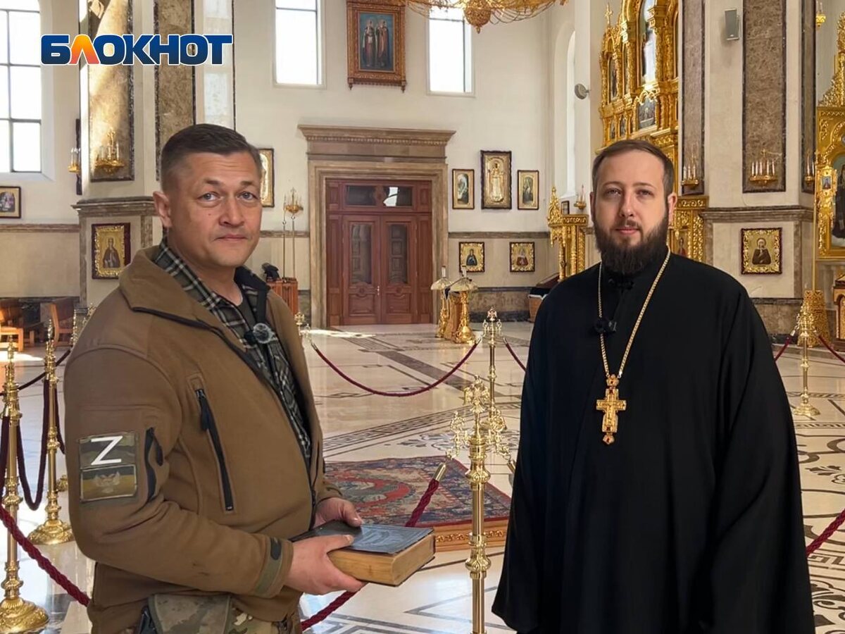 Советник главы ДНР Ян Гагин и протоиерей Виталию Зубко, благочинный георгиевского округа города Донецк. Фото: Блокнот Донецк