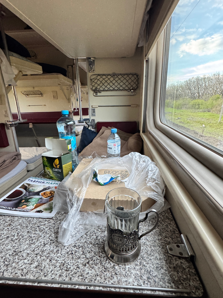 В этот раз место досталось боковое, поздно купила билет. Всегда вылетает из головы, что за один месяц до поездки покупать билет уже поздно, места хорошие быстро раскупают 