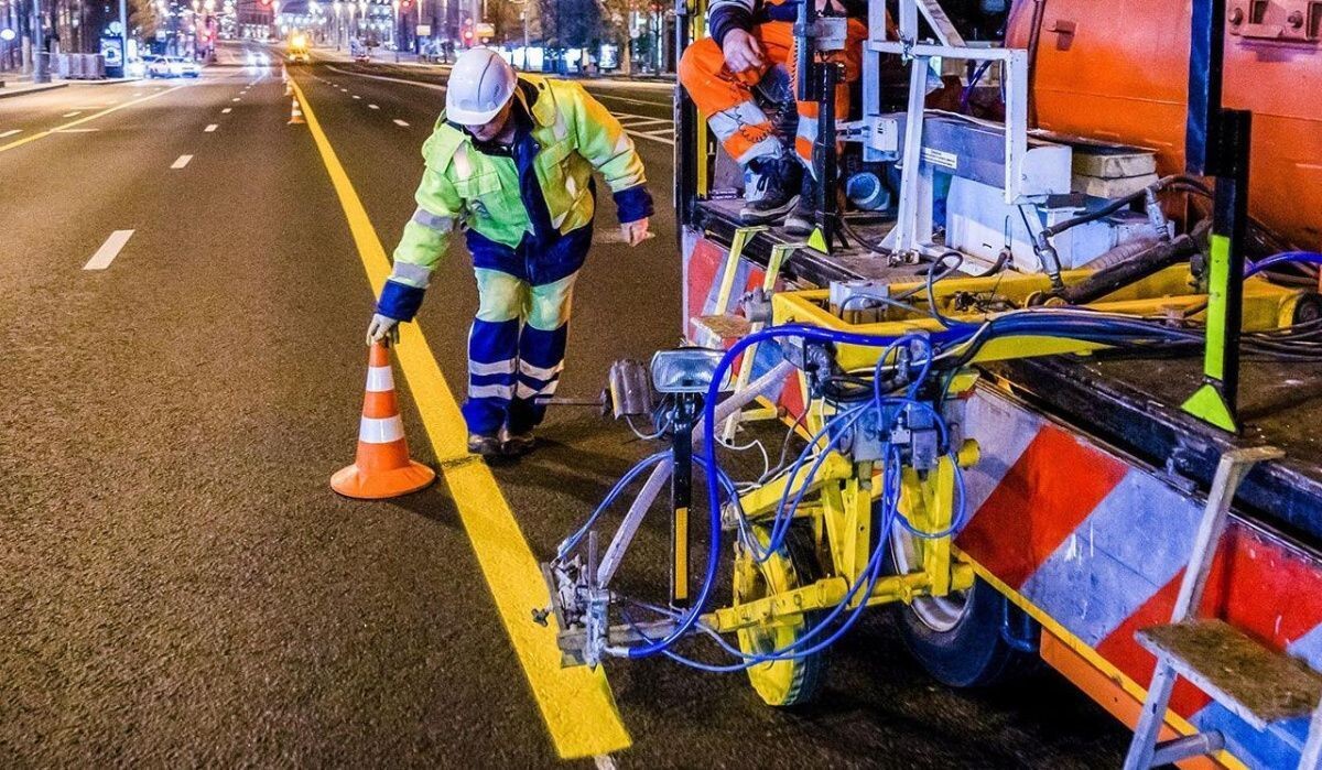     Нанесение разметки. Источник: mos.ru Автор фото: Пресс-служба Мэра и Правительства Москвы