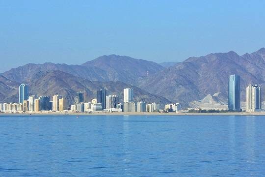    Российские туристы в ОАЭ страдают от головной боли и тошноты из-за разлива нефти в Оманском заливе