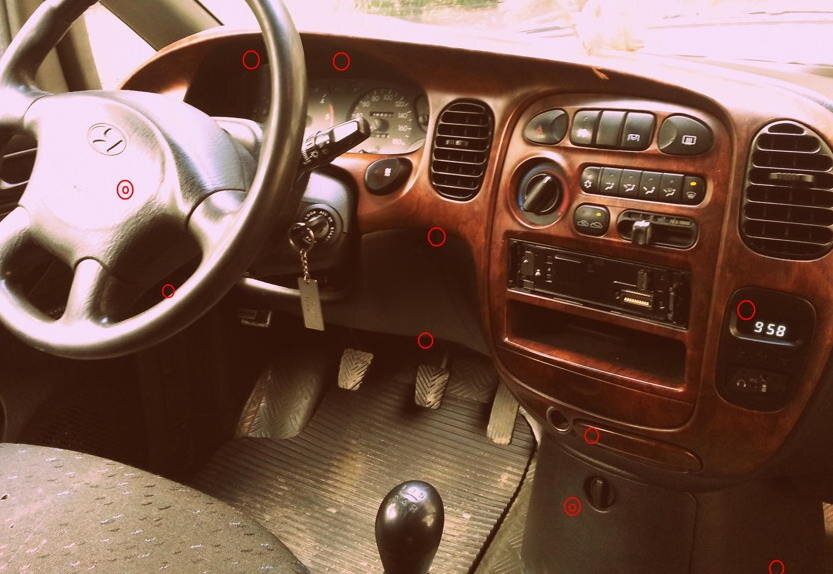 Схема расположения винтов центральной панели торпедо в Hyundai Starex 2002-2007 годов.