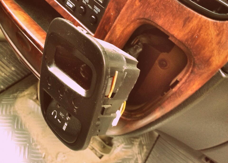 Снятие блока с часами и микрофоном в Hyundai Starex.