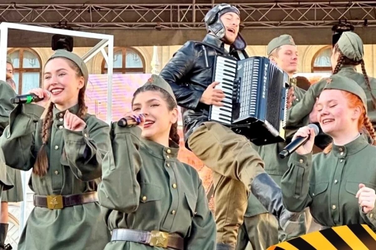    Песни военных лет теперь поёт молодёжь.