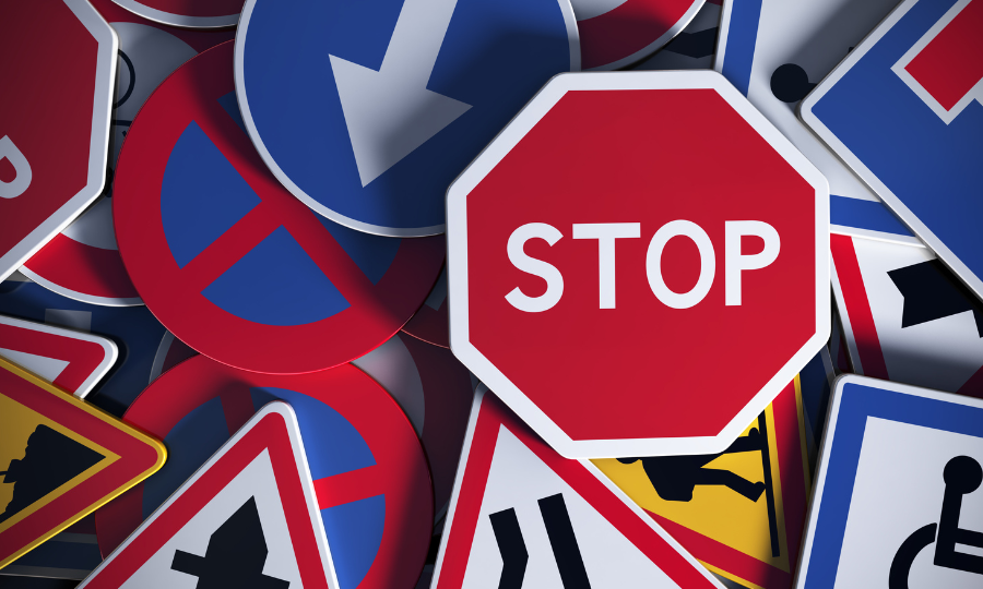 В России появятся новые дорожные знаки. Разбираемся, чего нам ждать