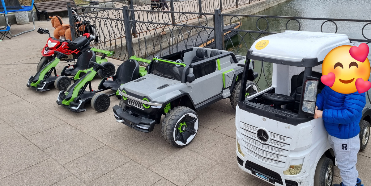 Это кошмар на все лето! Марк мимо этих машин спокойно не проходит, а если катается, то потом не слазит, ему мало. Но ценник-то 300 р был за 10 минут, так-то не мало.