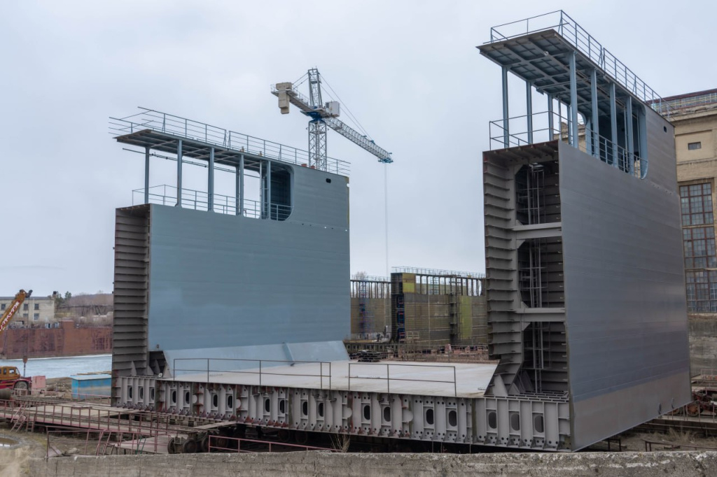 Блоки дока-понтона "Амурец" проекта 65911 выкатывают на стапель для стыковки / Фото: "Амурский судостроительный завод", ПАО  📷
