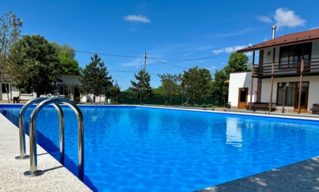 На территории имеется бассейн,  что должно понравиться нашим детям,  также спортивная площадка,  территория очень красивая,  по желания, можно и в мяч поиграть. 