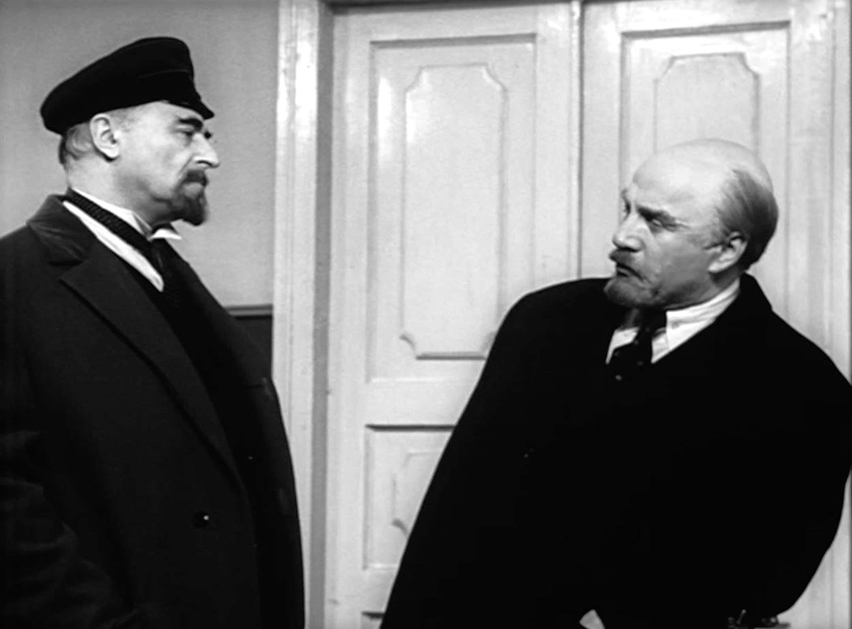 Кадр и- фильма-спектакля "Человек с ружьем" (1977)