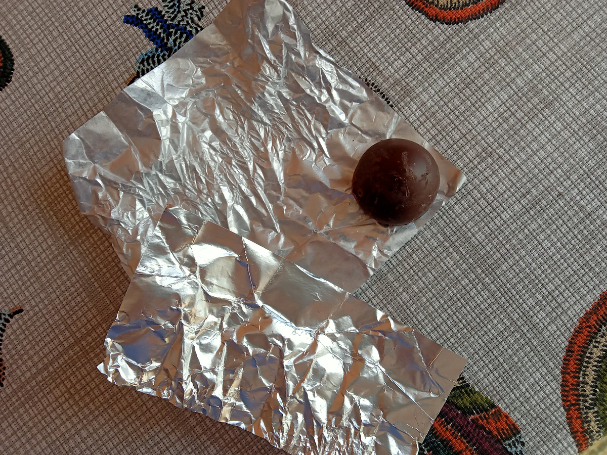 Нашла самую большую в диаметре конфету. Фото автора 