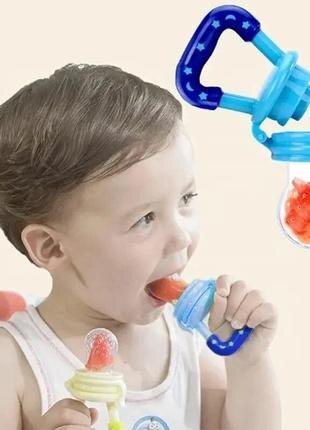 Польза фруктов для детей огромна, так как они обеспечивают организм важными витаминами, минералами и клетчаткой. Вот несколько ключевых причин, почему фрукты важны в рационе ребёнка:1. Витамины и минералы:Фрукты богаты витаминами (особенно витамином C, A и витаминами группы B), а также такими минералами, как калий и магний. Это укрепляет иммунитет, улучшает зрение и способствует правильному развитию.2. Клетчатка:Улучшает пищеварение и помогает предотвратить запоры, что особенно важно для детского организма.3. Природный источник энергии:Сахара во фруктах (глюкоза и фруктоза) дают быструю и здоровую энергию для активного образа жизни.4. Формирование вкусовых привычек:Регулярное употребление фруктов помогает формировать здоровые пищевые привычки с детства.5. Защита от болезней:Антиоксиданты во фруктах помогают бороться со свободными радикалами, что снижает риск хронических заболеваний в будущем.6. Улучшение настроения:Некоторые фрукты (например, бананы и апельсины) способствуют выработке серотонина — "гормона счастья".