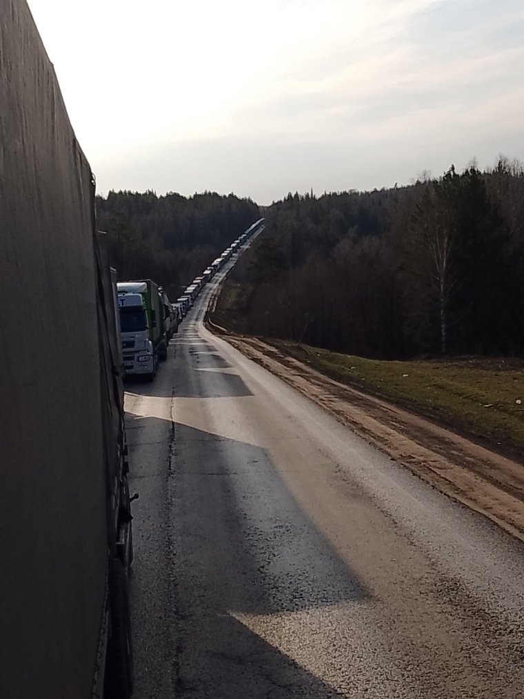 Водители стоят в пробке со вчерашнего дня. Фото: Группа «Трасса М5 Уфа - Челябинск» в соцсети ВК