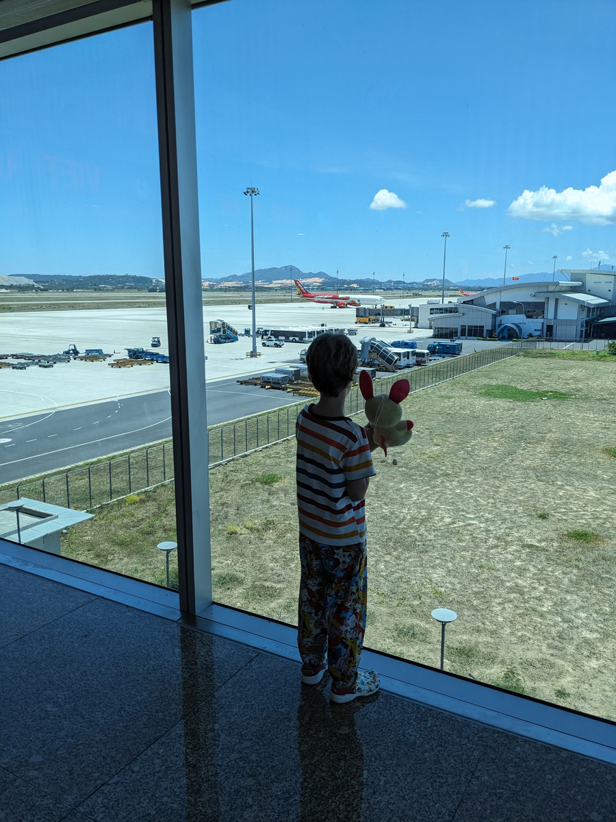 С плюшевым другом путешествовать веселее. Фото автора