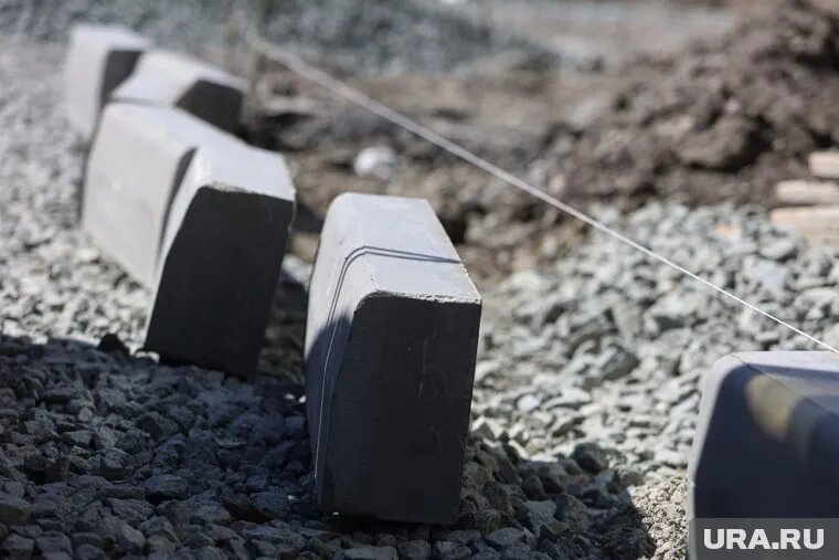 В Кургане ежегодно меняют бордюры на улицах. Фото: Екатерина Сычкова © URA.RU