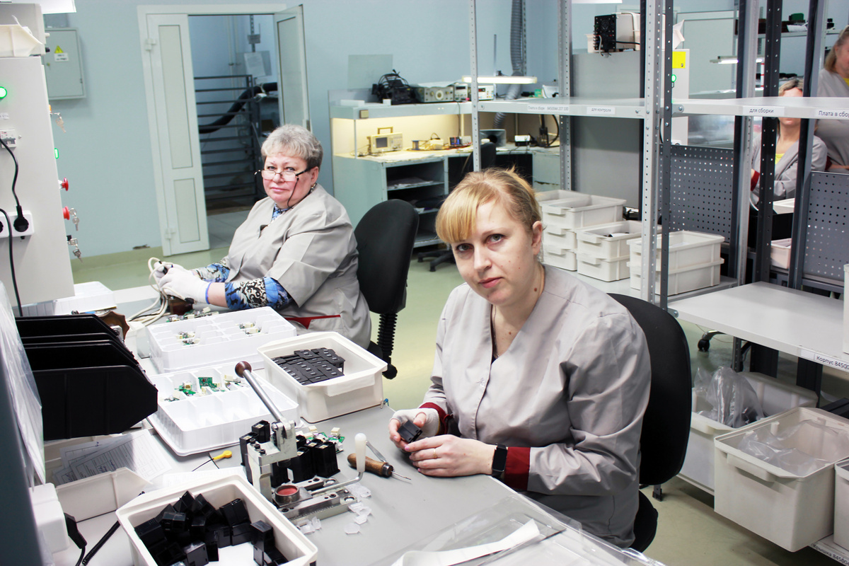 На участке сборки розетки USB 207 работают Татьяна Сотникова и Юлия Капля