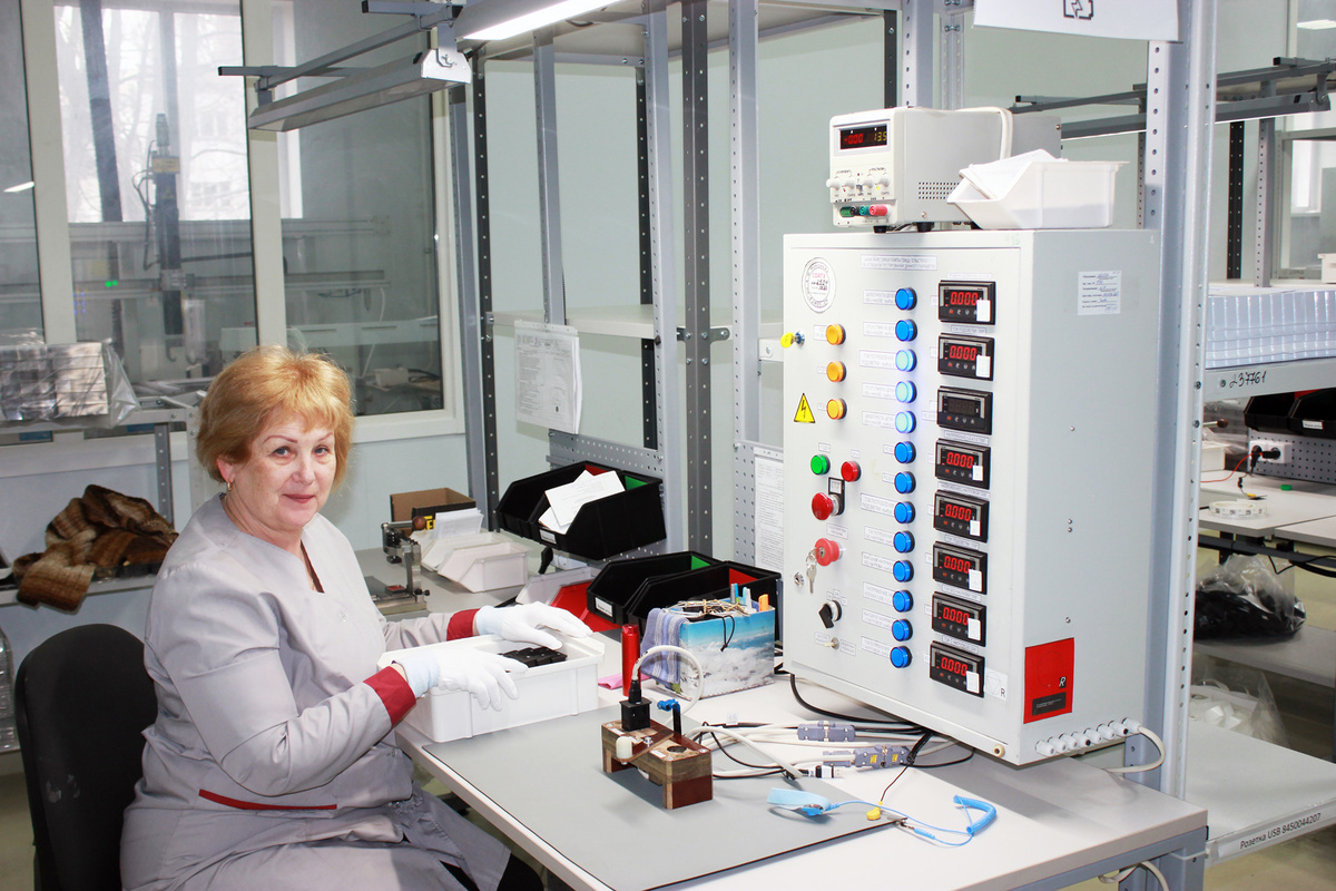 Татьяна Нурспейсова, специалист ОТК, осуществляет проверку качества собранных изделий