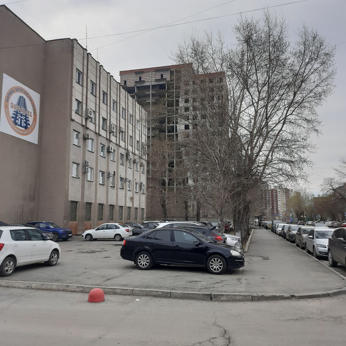 Вот это здание, совсем рядом