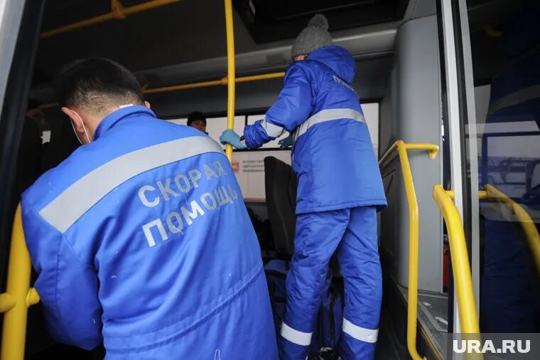 Врачам скорой помощи не удалось спасти охранника. Фото: Вадим Ахметов © URA.RU
