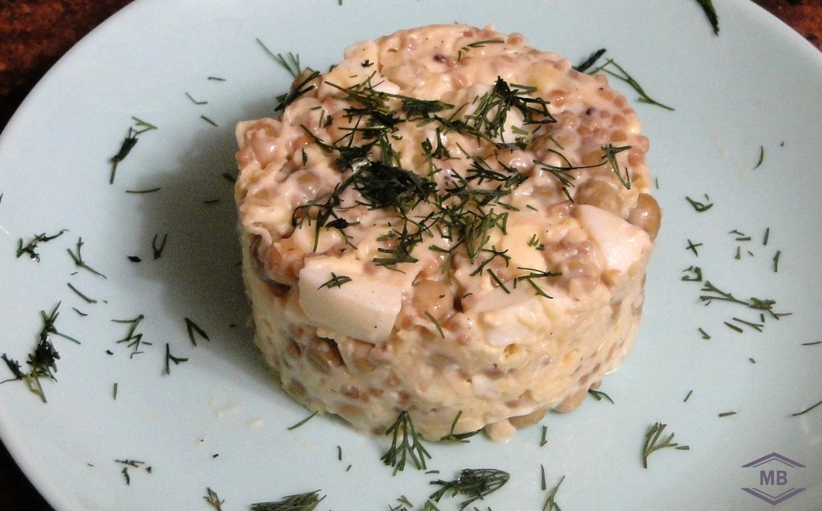 Несомненный плюс салата - простота и быстрота его приготовления