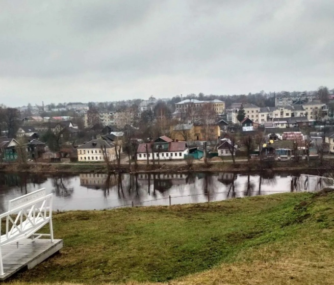Городок расположен по обе стороны реки Тверцы, являющейся притоком Волги