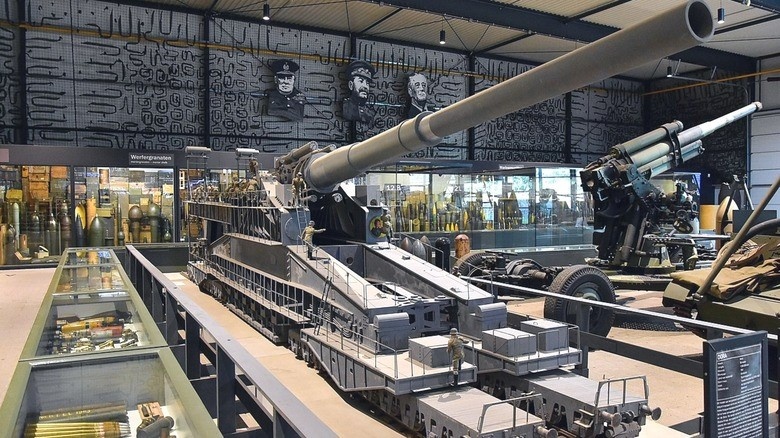 Картинки Яндекса.  Пушка " Густав " была самой большой из когда - либо построенных