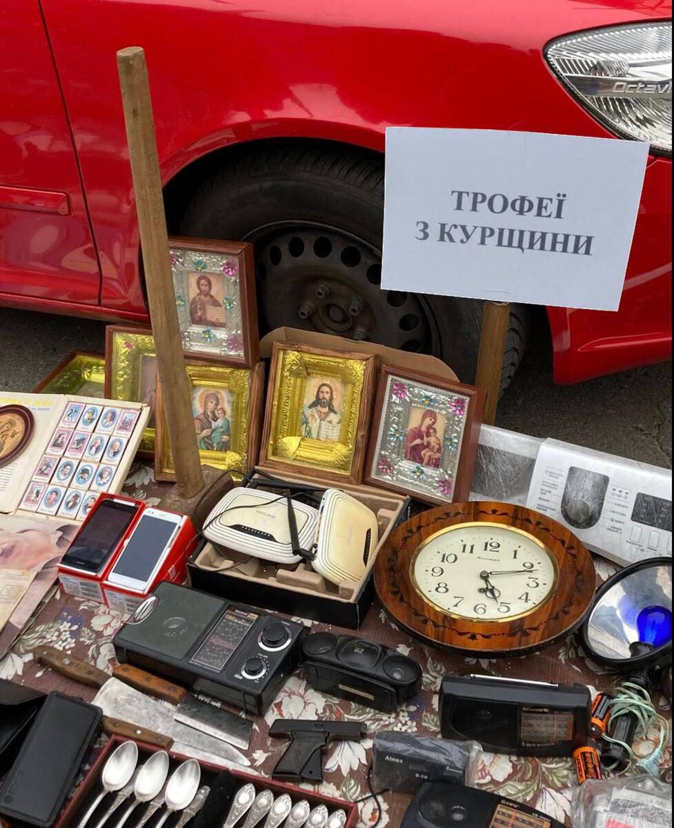 Киевский рынок. Трофеи с Курщины, где на днях опять в подвале нашли трупы замученных и расстреляных мирных, в том числе старух, из дома которых, возможно, родом эти иконки с киевского рынка.