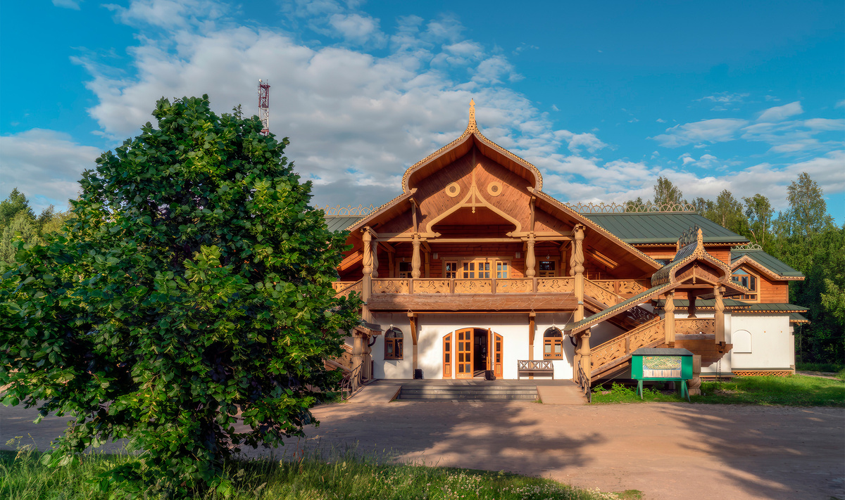 Стилизованный терем, трактир с резной крышей, расписные дома и избы XIX века привольно расположились на берегу реки Свирь.