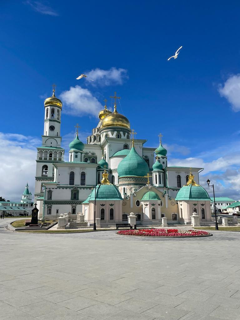 Под главным куполом храма – место Гроба Господня, над которым роскошная высокая кувуклия с сенью из нескольких золоченых колонн, а в ней – резное изображение воскресшего Спасителя, сияющего лучами. Наверху кувуклии – золоченый крест.
