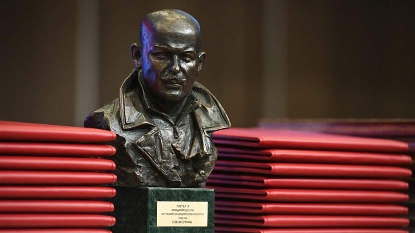     Олесь Бузина родился 13 июля 1969 года в Киеве. В 1992-м окончил филологический факультет Киевского государственного университета имени Шевченко по специальности «преподаватель русского языка и литературы». Он работал журналистом в печатных СМИ и ведущим на телевидении РИА Новости Нина Зотина