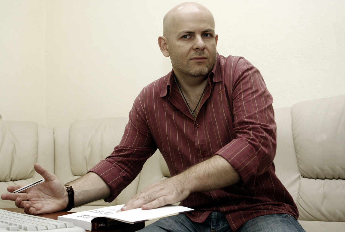    Бузина был сторонником идеи триединства русского народа, а также поддерживал принципы федерализма и двуязычия на Украине. В своих книгах он разоблачал лженаучные трактовки истории страны и развенчивал мифы о ключевых фигурах украинского национализма / globallookpress.com / Serg Glovny/ZUMAPRESS.com