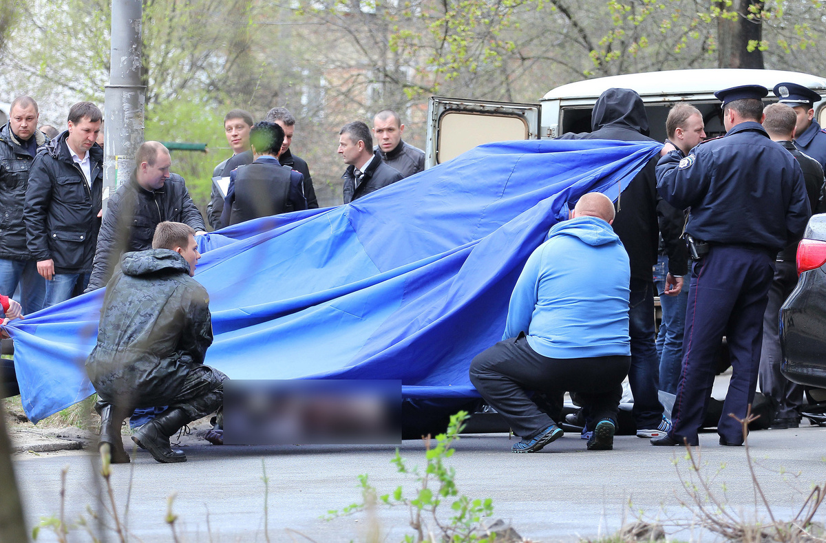    Бузина не поддержал ни «оранжевую революцию», ни «евромайдан». В 2015 году он из-за давления цензуры покинул пост шеф-редактора газеты «Сегодня». В его адрес регулярно поступали угрозы. 16 апреля 2015 года Олесь Бузина был застрелен возле своего дома в Киеве / globallookpress.com / Zuma