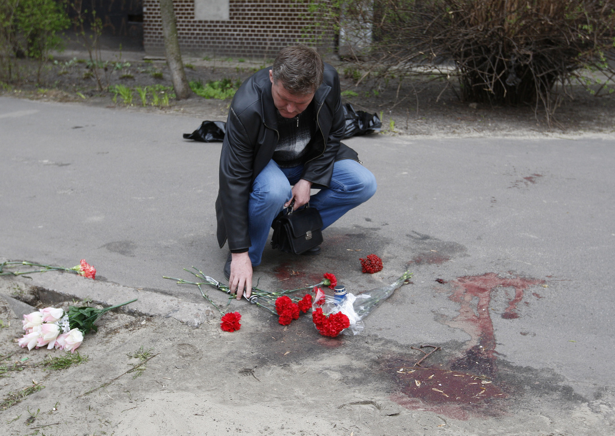    Потрясённые случившимся жители Киева несли на место убийства цветы и лампадки. Ответственность за преступление взяла на себя «Украинская повстанческая армия» (организация признана экстремистской и запрещена на территории России по решению Верховного суда РФ от 17.11.2014) / globallookpress.com / Zuma