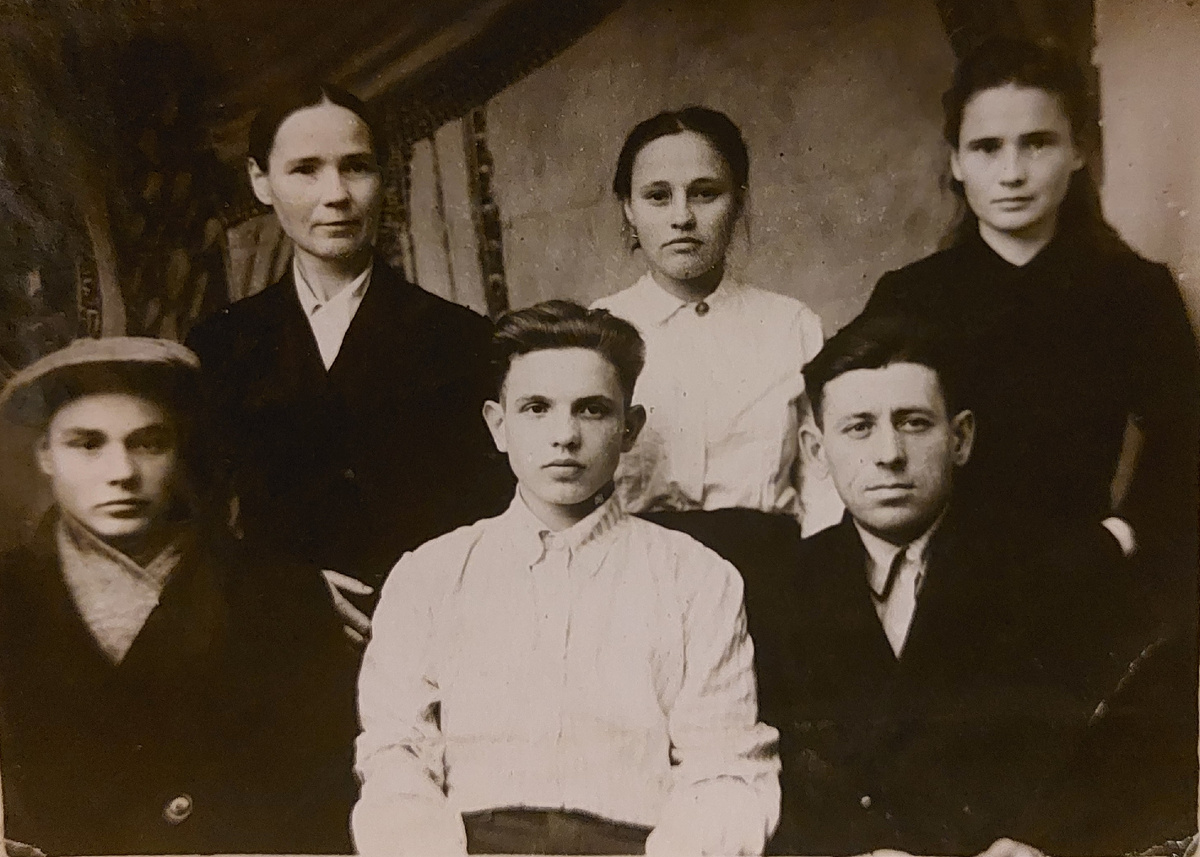 На фотографии: в верхнем ряду слева направо Чумакова (Костенко) Пелагея Ивановна, Чумакова Валентина Алексеевна, Капустина (Костенко) Серафима Ивановна, в нижнем ряду слева направо: Чумаков Иван Алексеевич, Чумаков Николай Алексеевич и Капустин Александр Борисович