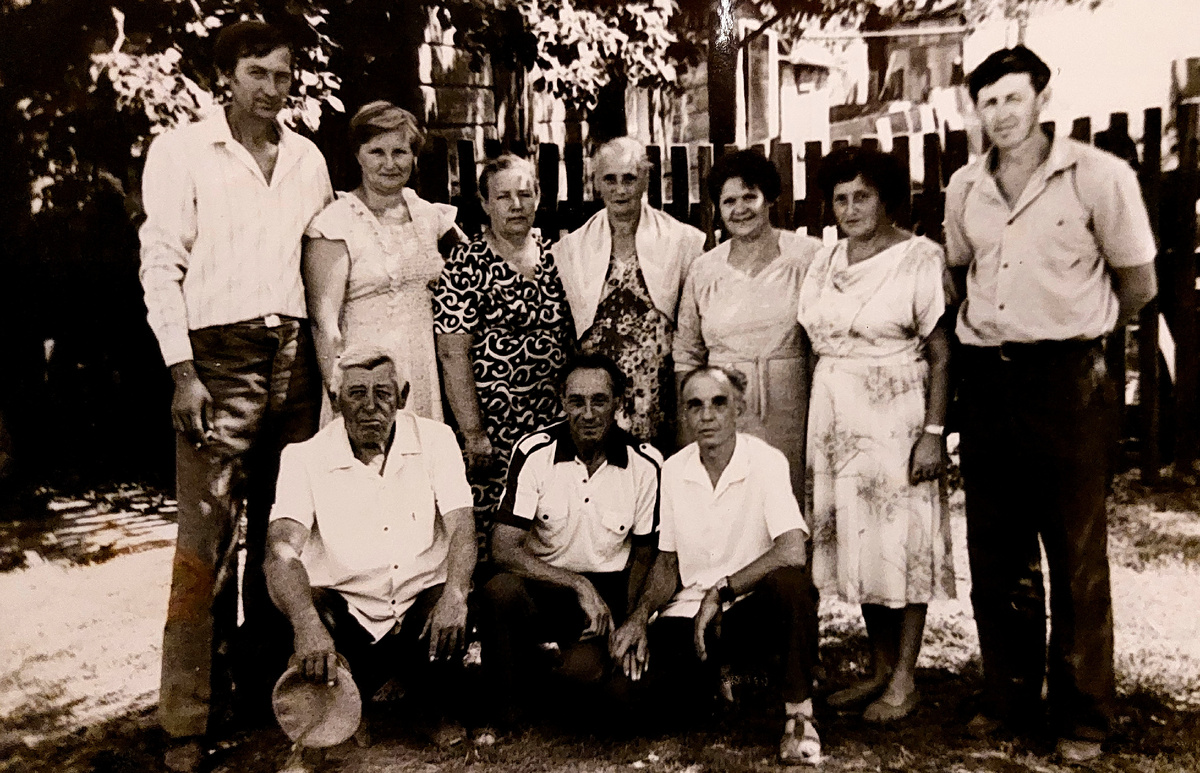 Иван Алексеевич Чумаков сидит в центре, его вторая жена Нина стоит между Серафимой и Валентиной