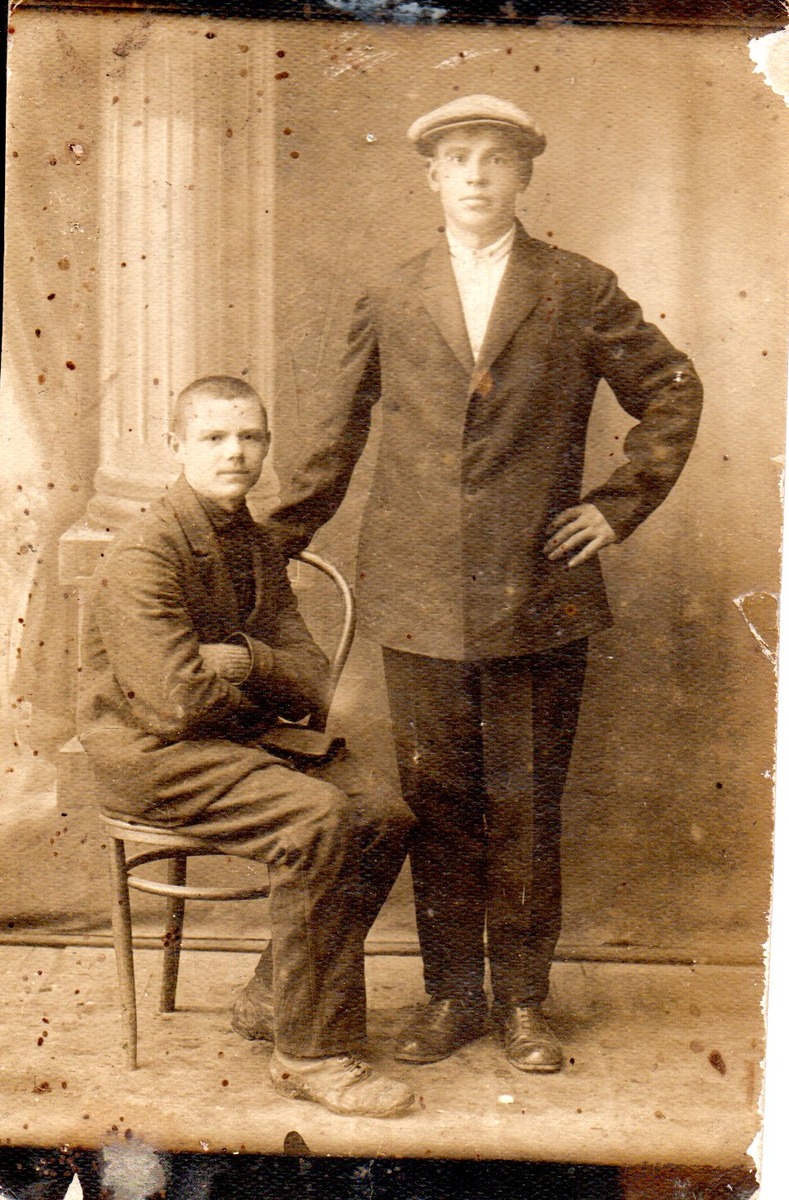 1928 год. Костенко Дмитрий стоит