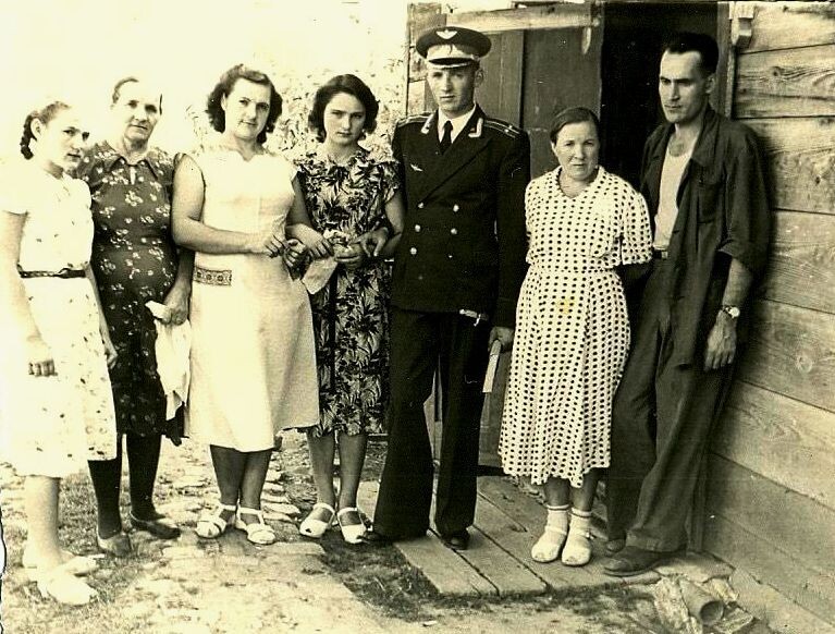 Александр Степанович на родине с женой и со своими родственниками
