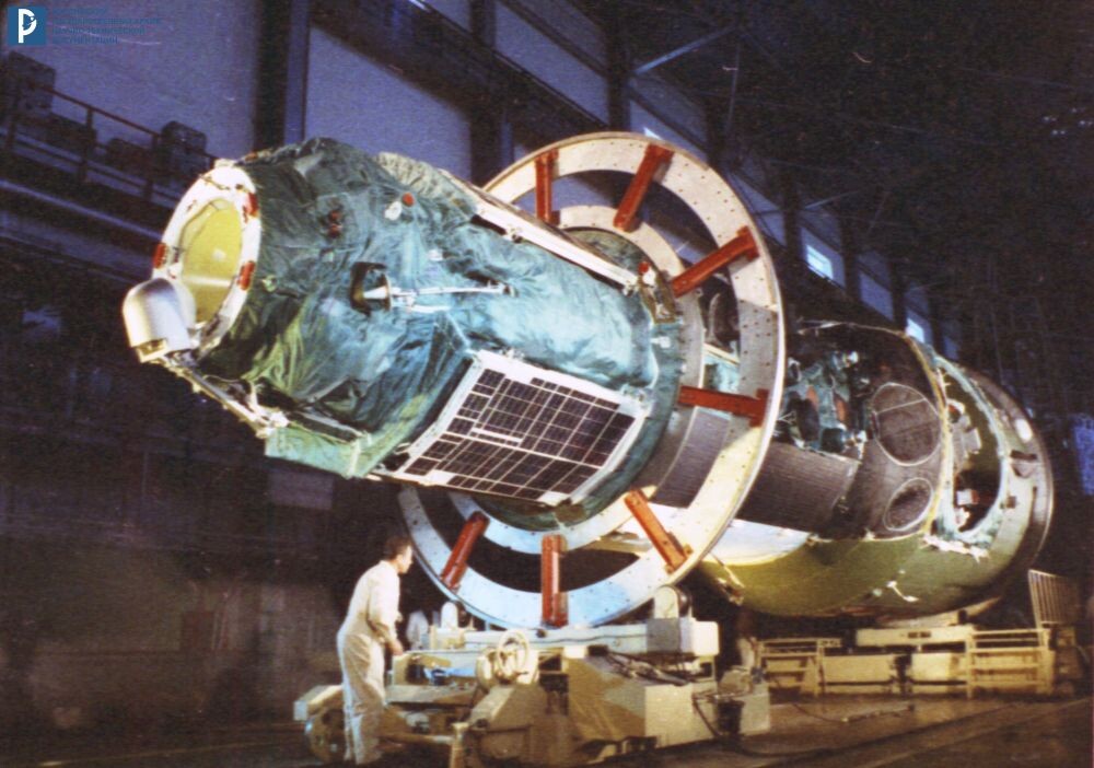 Орбитальная станция «Салют» (ДОС 17К № 121) в сборочном цеху. 1971. РГАНТД. Арх. № 0-10206цв