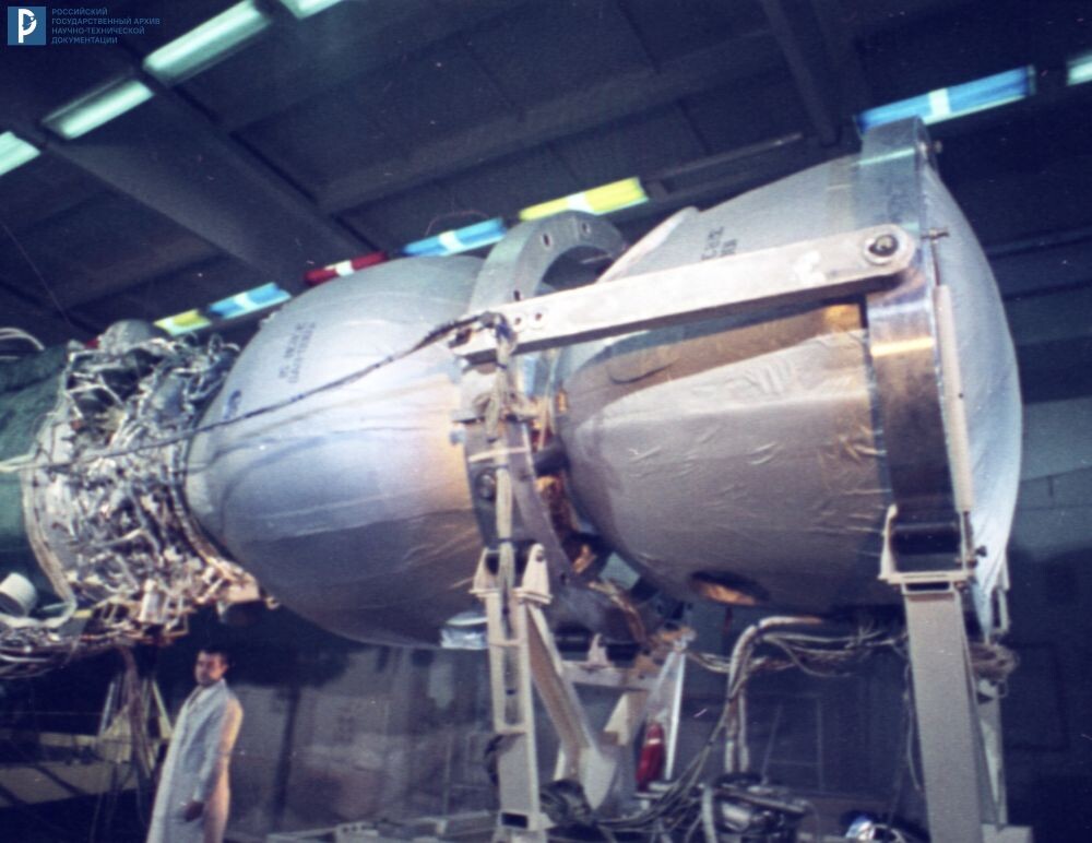 Макеты орбитального блока 17К и корабля 7К-Т для отработки механической и электрической стыковки. 1970. РГАНТД. Арх. № 0-10238цв