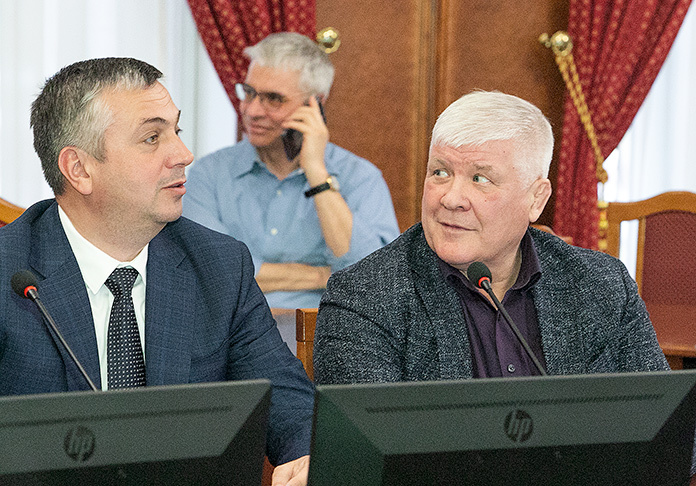    Депутаты Заксобрания Новосибирской области разбирались в причинах роста случаев ДТП в регионе. На фото – депутаты ЗС Дмитрий Макаров и Владимир Анисимов (справа). Фото: Михаил Периков