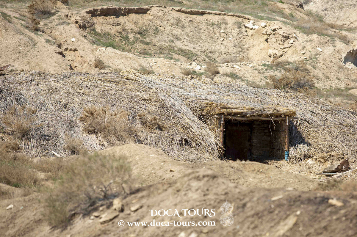 На протяжении всей человеческой цивилизации, людьми было создано немало величественных творений, которые поражают воображение и по сей день. Но в результате бездумной деятельности людей, многие ценные памятники культуры и природные комплексы были разрушены и заброшены. Такие места обрастают тайнами и легендами, иногда довольно жуткими, и это лишь усиливает интерес любопытных людей прикоснуться к мертвой атмосфере сооружений. Только самые бесстрашные люди готовы посетить эти покинутые места. Предлагаем вам досмотреть наше видео до конца, и убедится, что ничто в нашей жизни не вечно, а природа все равно в итоге возьмет свое.

В левобережной части дельты Амударьи находится озеро Судочье, некогда являвшимся наиболее крупным озером на территории Каракалпакстана и самым крупным водоемом в дельте Амударьи. Примечательно, что многие думают, что озеро получило свое название в честь рыбы – судак. Однако произошло оно от слова «Сувдошин» (сув «вода», шин – «истинный» - узб.)
