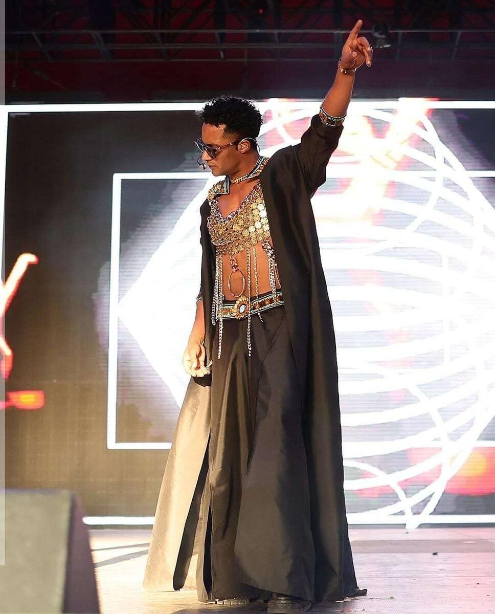На сцену Рамадан вышел в наряде, который некоторые пользователи соцсетей назвали «женским танцевальным костюмом». Образ действительно оказался ближе к стилю кабаре, чем к традиционному сценическому костюму для мужчины: блестящие элементы, откровенный крой, вызывающий стиль. Сам артист заявил, что вдохновлялся египетскими иконами и стилем фараонов, однако эксперты и критики в Египте восприняли это как неуважение к культурным нормам и попытку эпатажа. Фото для Канала на Дзен [Лиля. Египет]  📷
